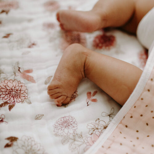 aden+anais virágos-pöttyös álom takaró baba lábakkal