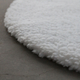 Kép 2/7 - Fehér játékszőrmés kör szőnyeg, (babyberry)