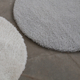 Kép 6/7 - Fehér játékszőrmés kör szőnyeg, (babyberry)